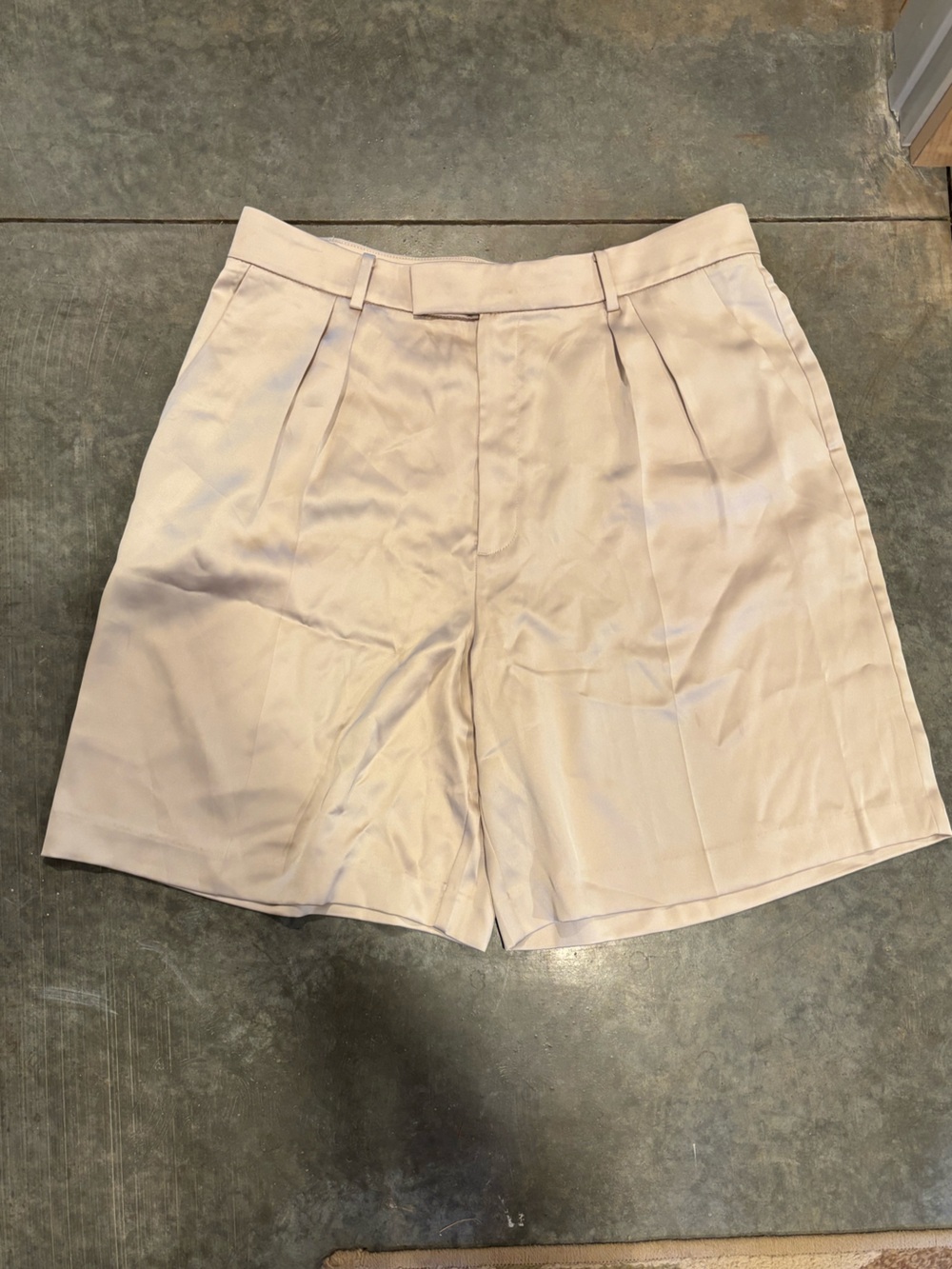 Satin Banana Republic Classic Pleated Shorts in Light Beige